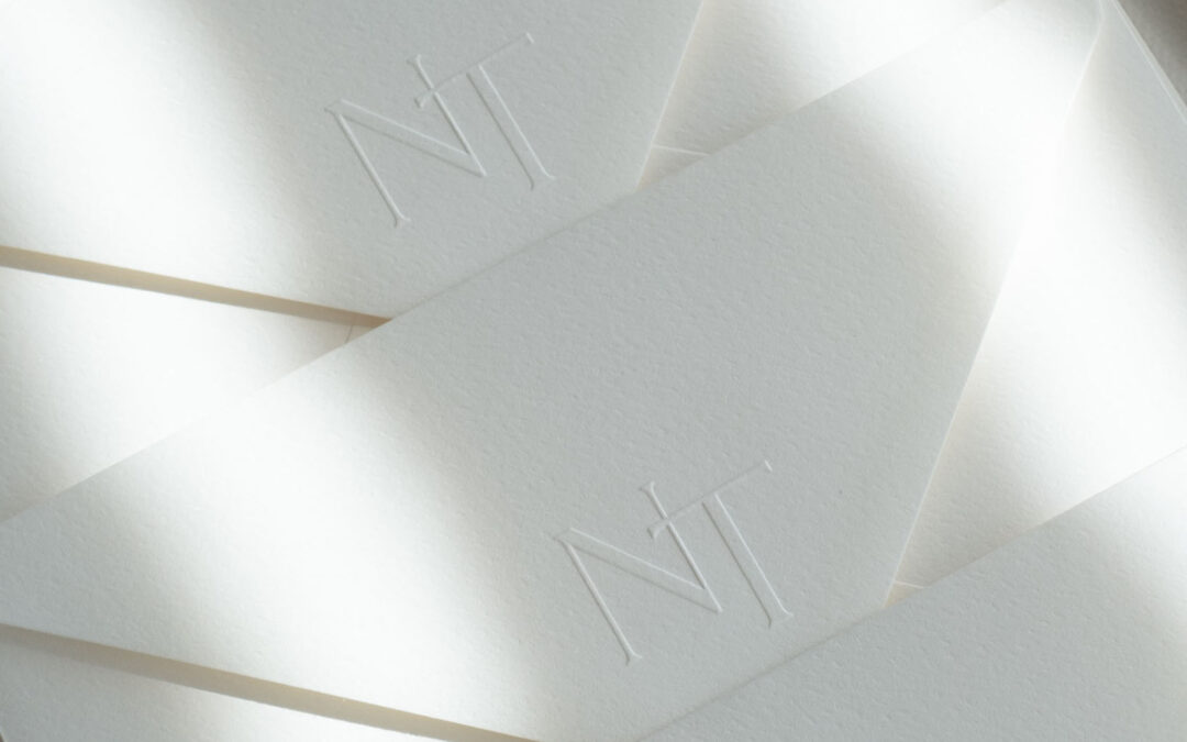 Embosovaný detail na&nbsp;svatební oznámení a&nbsp;obálky