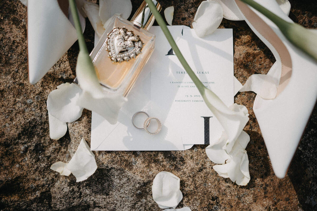 Svatební oznámení s výraznými iniciály