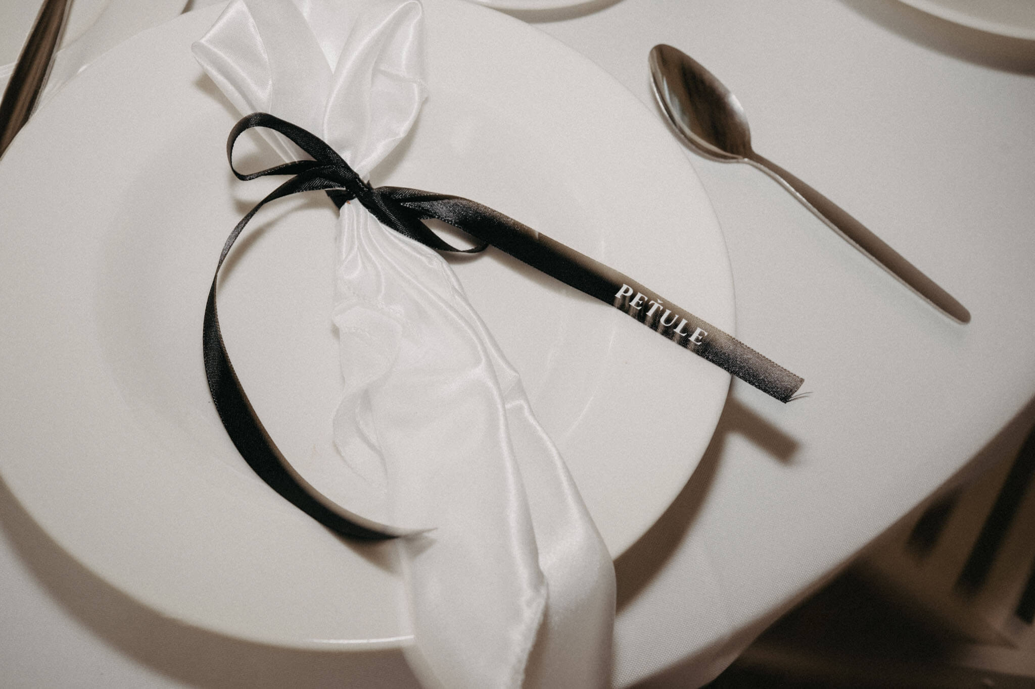 Jmenovka se jménem na stuze