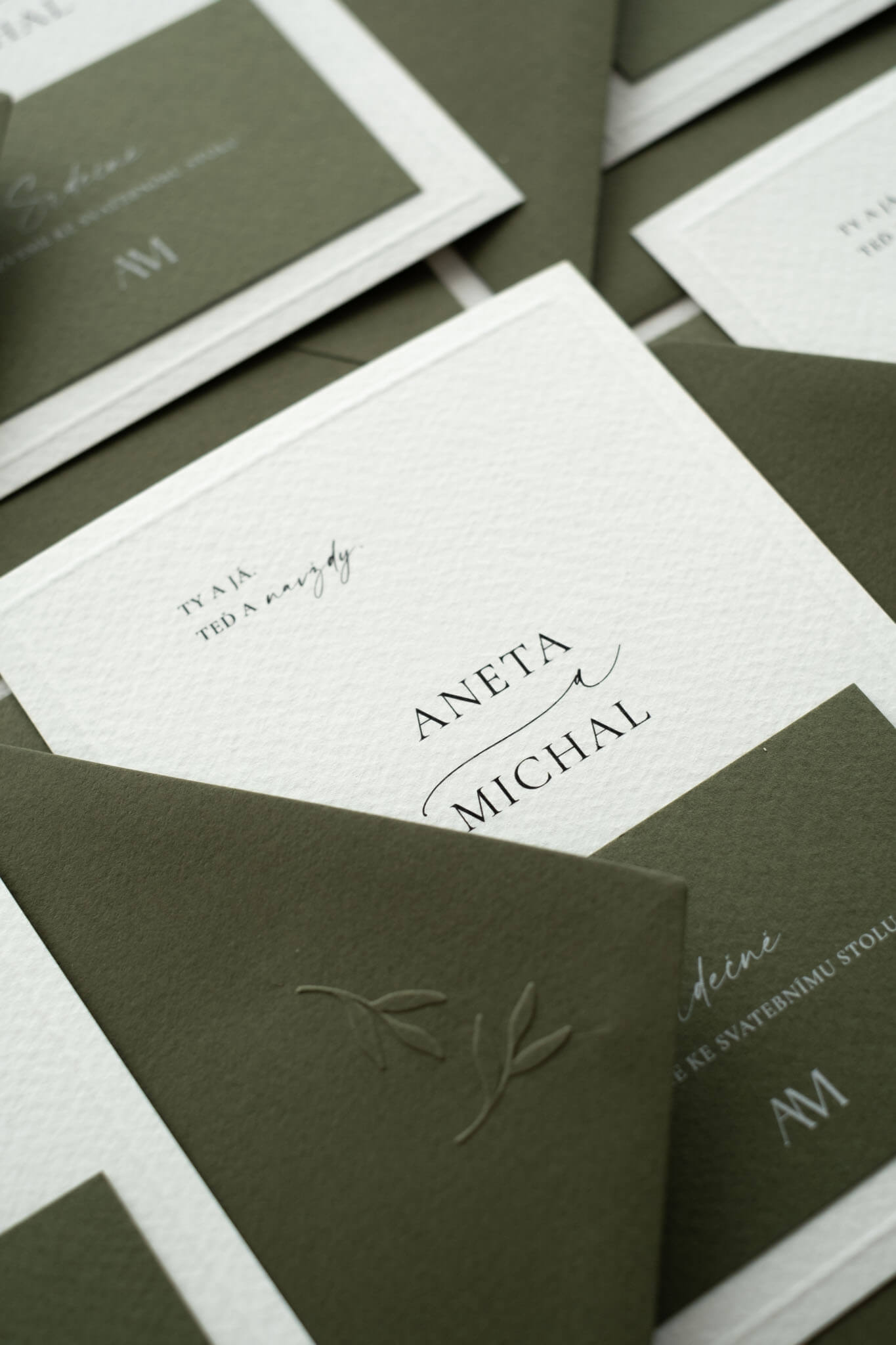 Minimalistické svatební oznámení olivový papír