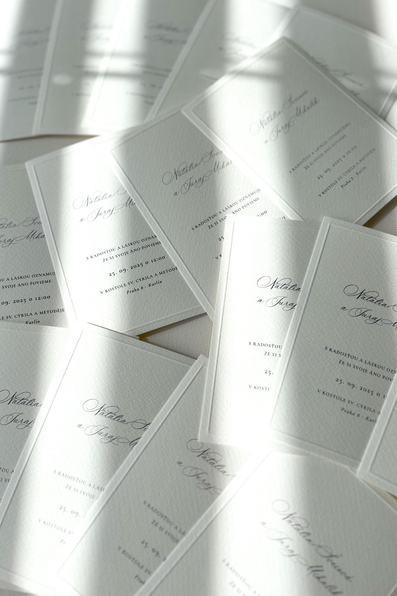 Minimalistické svatební oznámení s embosovaným rámečkem